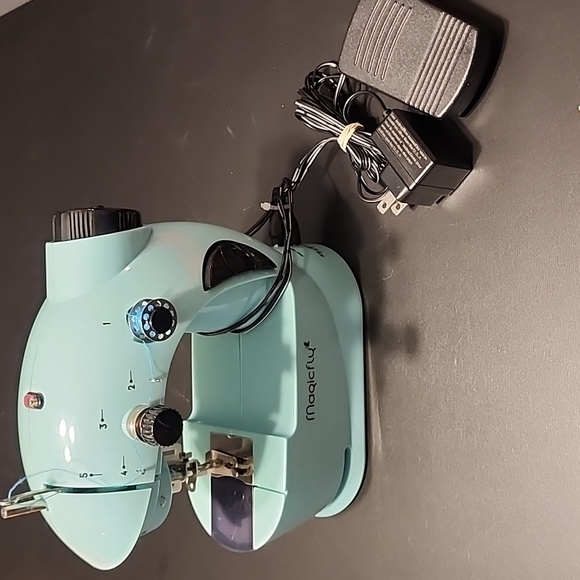 Mini sewing machine - Picture 4 of 5